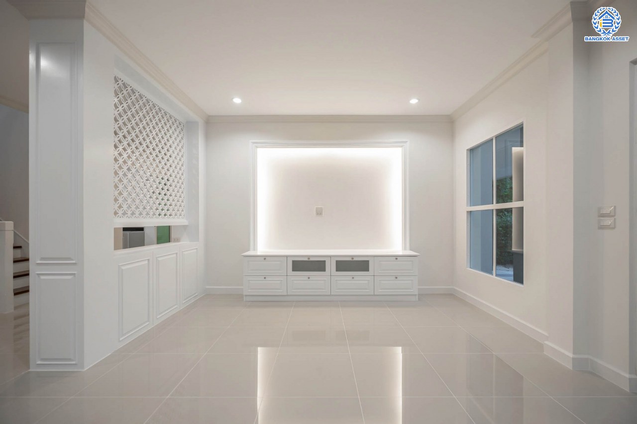 บ้านมือสองตกแต่งใหม่ โครงการ คาซ่าแกรนด์ รัตนาธิเบศร์-ราชพฤกษ์ บ้านเดี่ยวจากแบรนด์ Q.House เนื้อที่ 70 ตร.ว. ฟังก์ชัน 3 ห้องนอน 4 ห้องน้ำ 1 ห้องแม่บ้าน จอดรถได้ถึง 2 คัน พร้อม Facilities ครบครัน บนทำเลเดินทางสะดวก ติดถนนราชพฤกษ์ ใกล้เซ็นทรัลเวสต์เกต และรถไฟฟ้าสายสีม่วง "สถานีบางรักใหญ่"